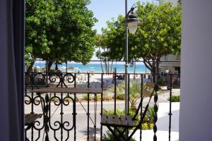 a balcony with a table and benches and the beach at Casa Diez in Estepona