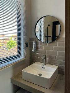 Ένα μπάνιο στο De Kamar Mezzanine