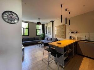 d'une cuisine et d'un salon avec une horloge murale. dans l'établissement Appartement idéal pour découvrir la ville, à Rabat