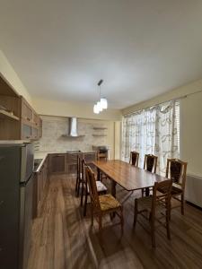a kitchen with a table and chairs and a refrigerator at Villa Machiavelli in Draçi