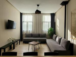 un salon avec un canapé et une table dans l'établissement Appartement idéal pour découvrir la ville, à Rabat