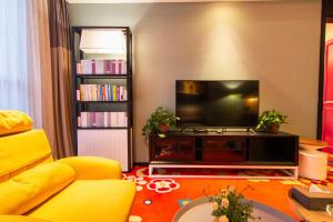 TV a/nebo společenská místnost v ubytování Happy Inn-Zhengzhou Railway St ation Erqi Square Branch喜鹊愉家酒店锦荣国际轻纺城店 + 19 fotografií