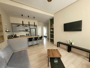 un salon avec un canapé et une table dans l'établissement Appartement idéal pour découvrir la ville, à Rabat 12 autres photos