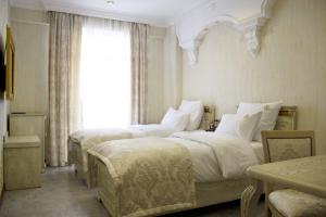 Postel nebo postele na pokoji v ubytování Neapol Boutique Hotel
