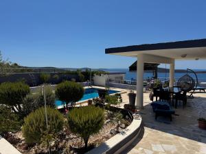 Blick auf ein Resort mit Swimmingpool in der Unterkunft Panorama Sevid in Sevid