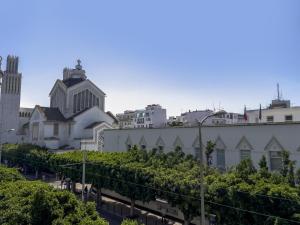 une vue d'une ville avec des bâtiments et des arbres dans l'établissement Appartement idéal pour découvrir la ville, à Rabat
