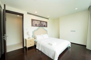 Giường trong phòng chung tại Senerity Sky Villas By Luminous Luxury Apartment +241 ảnh