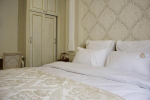 Postel nebo postele na pokoji v ubytování Neapol Boutique Hotel