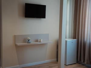 TV a/nebo společenská místnost v ubytování OKEJ Hotel