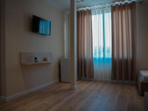 TV a/nebo společenská místnost v ubytování OKEJ Hotel