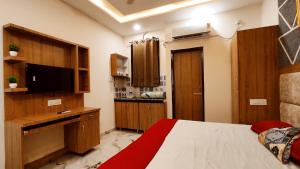 โทรทัศน์และ/หรือระบบความบันเทิงของ HOTEL WONDER STAYS - For Couples, Students, Faculties, Corporates