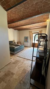 Zimmer mit einem Bett und einer Leiter in der Unterkunft Villa La Cava in Riparbella