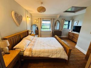 En eller flere senge i et værelse på 1 Engine Row Beautiful 3 Bedroom Cottage