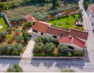 una vista aérea de una casa con jardín en Apartman Rudan, en Kavran