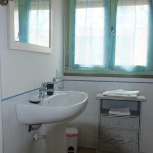 Et badeværelse på Monolocale Onda Etrusca vacanza per due al mare + 8 billeder