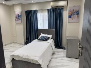 Postel nebo postele na pokoji v ubytování Zayed Hotel