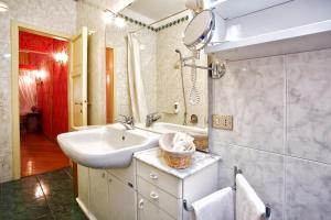 a bathroom with a sink and a mirror at Residenza Bistrot De Venise in Venice