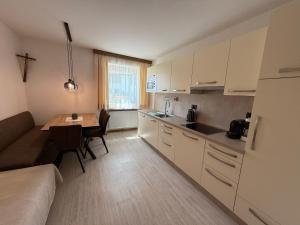 a small kitchen with a table and a dining room at Haus an der Schanz in Resia