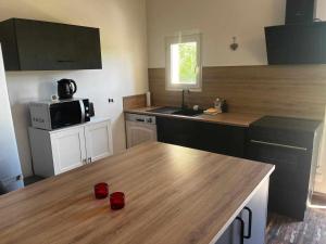 Cucina o angolo cottura di Gîte The Butterfly - 1 bedroom and mezzanine