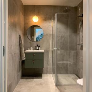 un bagno con doccia, lavandino e WC di Large villa centrally located near the sea a Färjestaden
