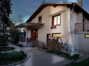 a white house with a porch and a balcony at Maison Familiale Gers 12 pers in Fleurance