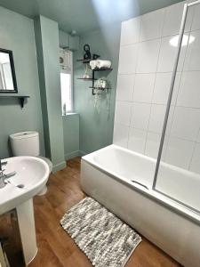 Ένα μπάνιο στο Modern Flat in Aldershot- sleeps 4 +1 φωτογραφίες