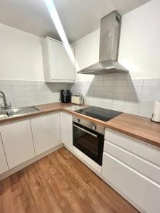 Η κουζίνα ή μικρή κουζίνα στο Modern Flat in Aldershot- sleeps 4