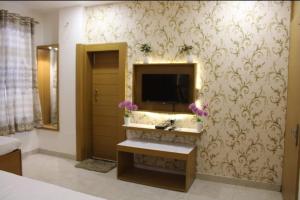 TV a/nebo společenská místnost v ubytování Hotel Jai Palace
