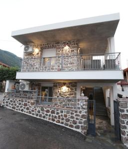 リトホロにあるElysian Stone Apartment IIの石造りの建物で、バルコニーが付いています。