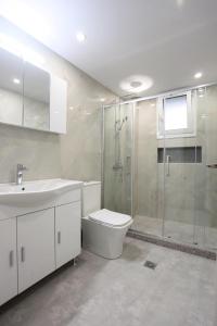 リトホロにあるElysian Stone Apartment IIのシャワー、トイレ、洗面台を備えたバスルーム