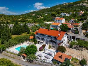 una vista aérea de una casa con piscina en Apartments Villa Verica - Mit Meerblick & Pool auf der Insel Rab, en Banjol