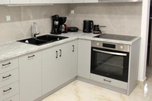 リトホロにあるElysian Stone Apartment IIのシンクとコンロのあるキッチン +13枚の写真