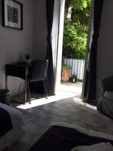 Llit o llits en una habitació de Hotel Belvue