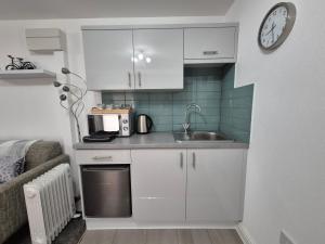 Kuchnia lub aneks kuchenny w obiekcie Zoila's Rest - A self-contained studio