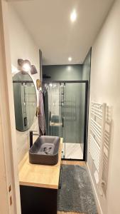 Et badeværelse på Arcachon Bay Home with pool and jacuzzi beach Nearby