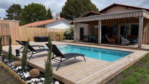 Swimmingpoolen hos eller tæt på Arcachon Bay Home with pool and jacuzzi beach Nearby