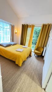 En eller flere senge i et værelse på Arcachon Bay Home with pool and jacuzzi beach Nearby + 26 billeder