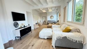 Et tv og/eller underholdning på Arcachon Bay Home with pool and jacuzzi beach Nearby