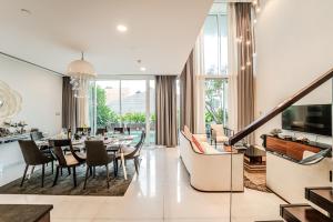 Χώρος καθιστικού στο Senerity Sky Villas By Luminous Luxury Apartment