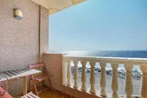 balkon z widokiem na ocean w obiekcie el chari w mieście Poris de Abona