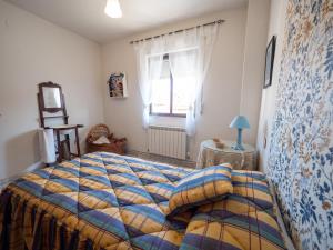 - une chambre avec un lit et une couverture colorée dans l'établissement Casa rural Regajo Lobos, à San Bartolomé de Béjar 44 autres photos