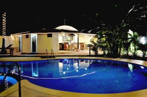 - une piscine en face d'une maison la nuit dans l'établissement Devasthali - The Valley of Gods, à Bogmalo Beach