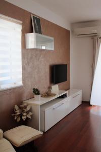 TV a/nebo společenská místnost v ubytování Stunning Gold apartment with pool