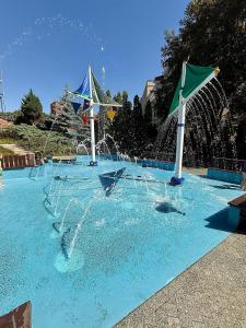 a water fountain in a swimming pool at Magiczny Salonik Harrego - Rynek Staromiejski 23 in Toruń