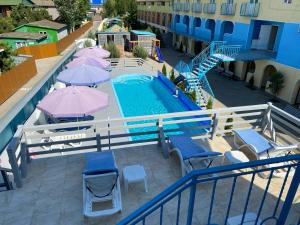 an overhead view of a pool with umbrellas and chairs at Aquamarine in Zatoka