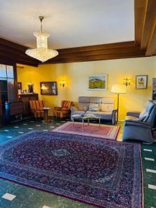 salon z kanapą i dywanem w obiekcie See-Hotel Post am Attersee w mieście Weissenbach am Attersee
