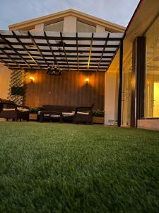 a living room with a green grass floor at القمة العالية in Abha