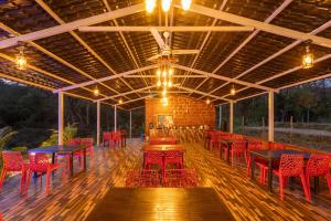 Restoran või mõni muu söögikoht majutusasutuses Dandeli Resorts - Luxury