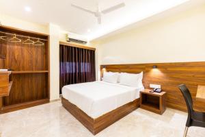 Postel nebo postele na pokoji v ubytování ANTLERS HOTEL Near Borivali Railway Station