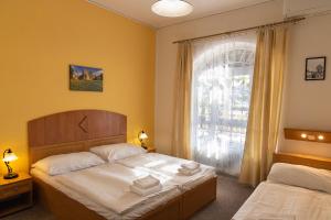 Cama ou camas em um quarto em Hotel Zámeček